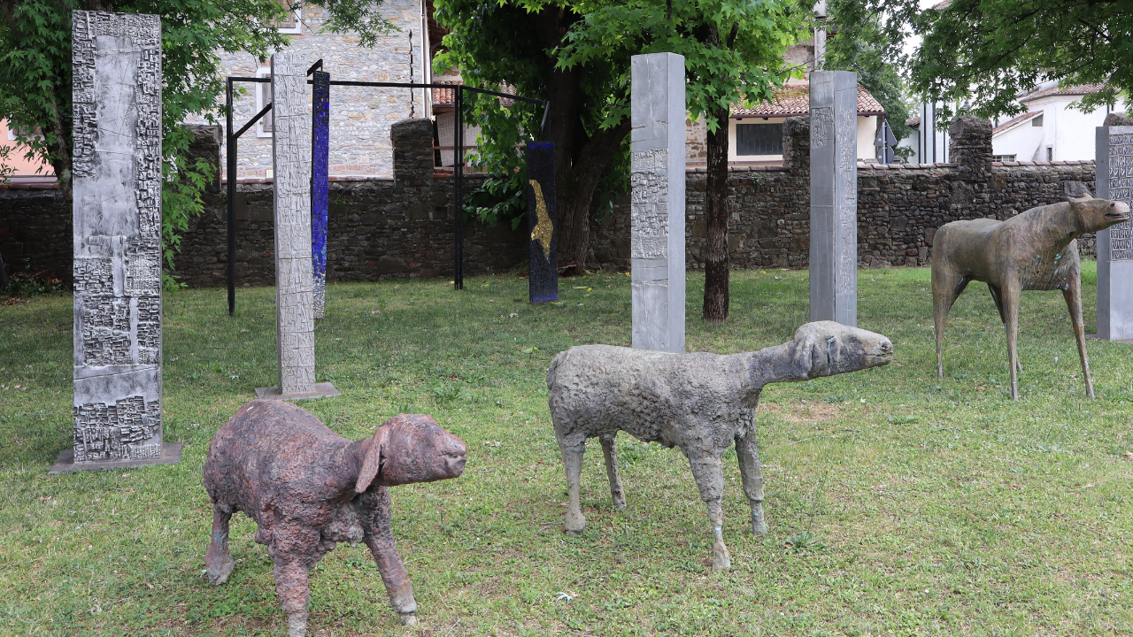 Sculture di Celiberti nel giardino di Villa Nachini Cabassi a Corno di Rosazzo, in occasione della mostra "E-Vocazioni: Fedele e Celiberti tra realtà e visione"
