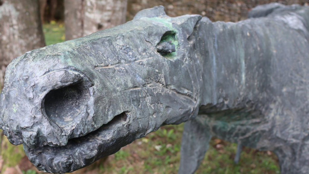 Dettaglio di una delle sculture di Giorgio Celiberti nel giardino di Villa Nachini Cabassi, in occasione della mostra "E-vocazioni: Fedele e Celiberti tra realtà e visione"
