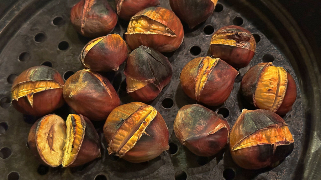 Castagne arrosto, tipico ingrediente di stagione in autunno, perfetto da abbinare con la Ribolla dei Colli Orientali del Friuli