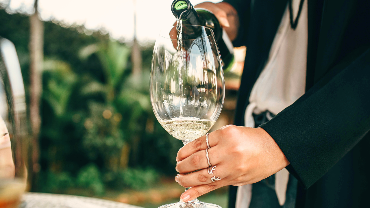 Vino versato nel calice in occasione di Cantine Aperte FVG 2026